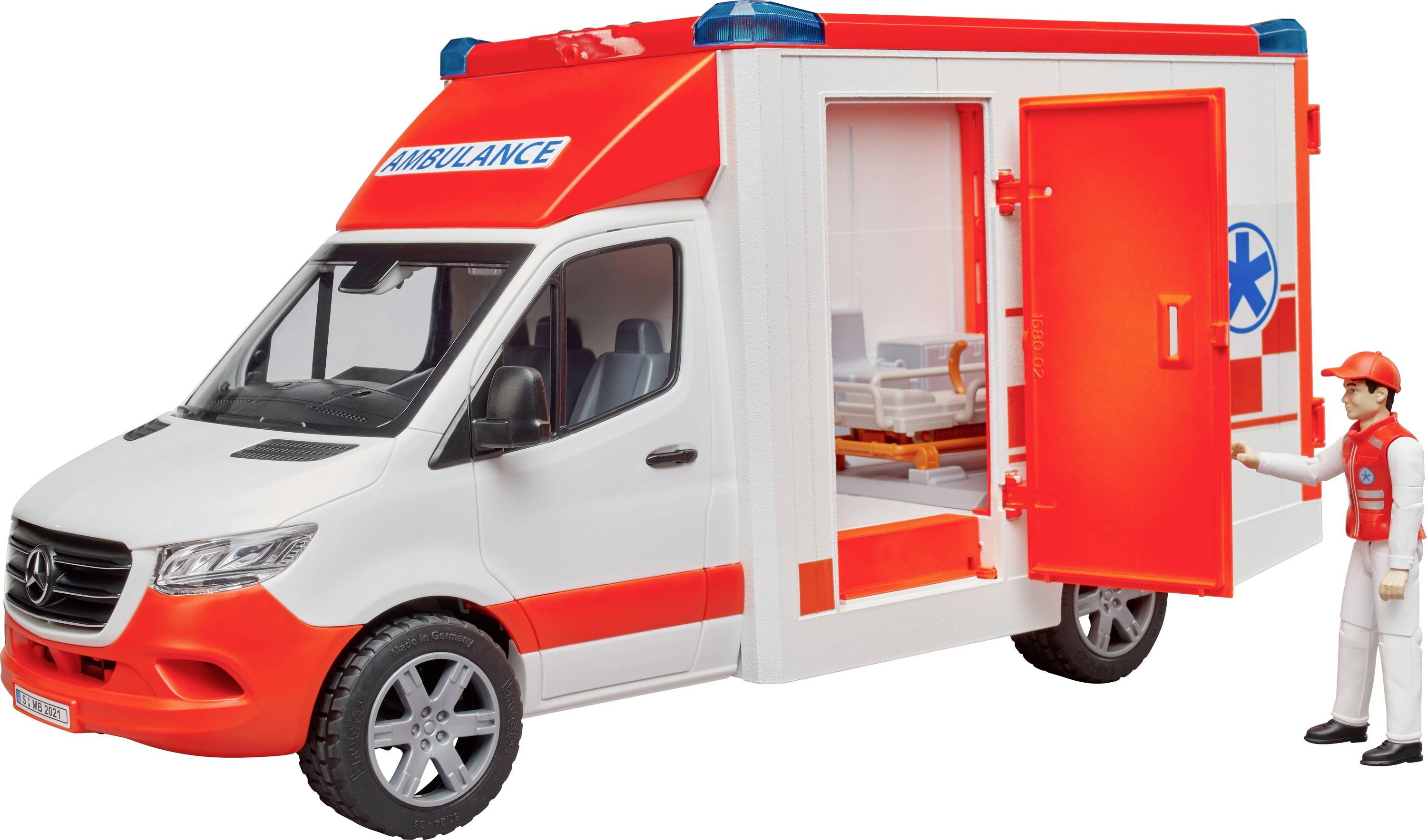 Ein weiß-roter Rettungswagen mit geöffneter Seitentür, ein Rettungssanitäter steht daneben.