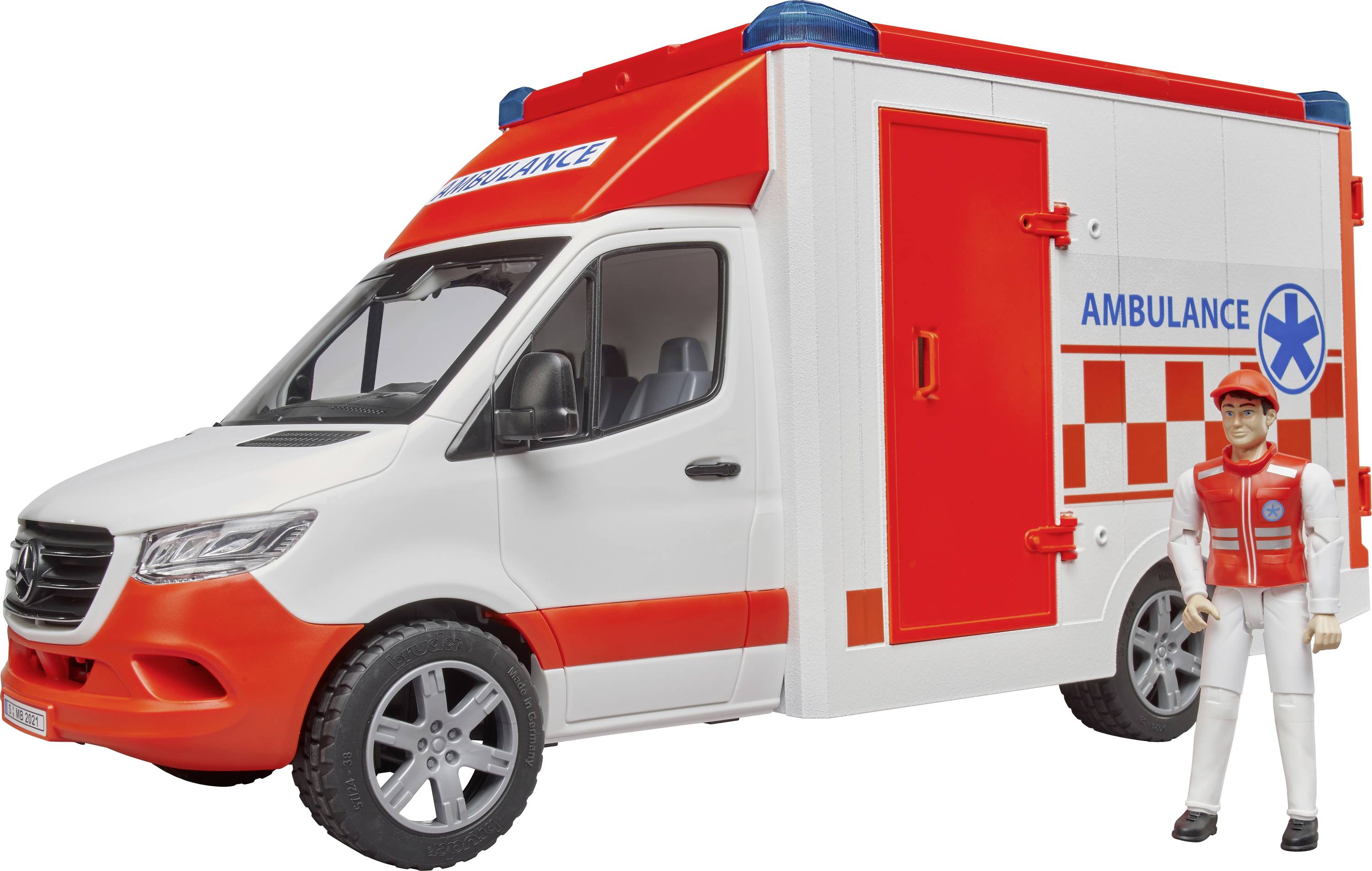 Ein Spielzeugkrankenwagen mit rotem und weißem Design. Daneben steht eine Figur in weißer Kleidung und roter Weste.