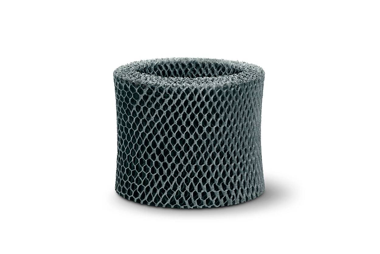 Ein rundes, wabenförmiges Netzobjekt mit einer dunklen, texturierten Oberfläche auf weißem Hintergrund.