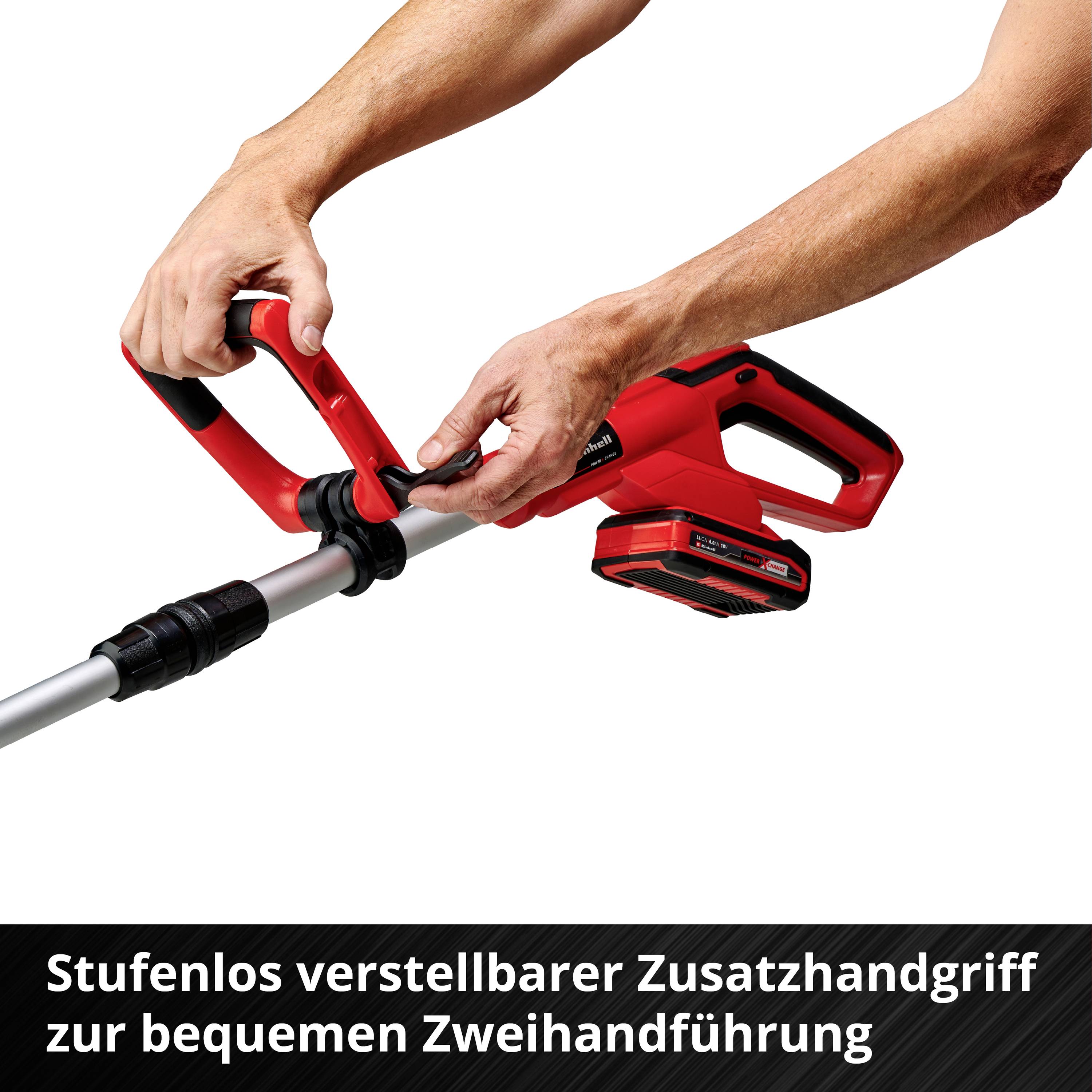 Eine Person hält einen Gras- oder Strauchtrimmer mit einem stufenlos verstellbaren Zusatzhandgriff für bequeme Zweihandführung.