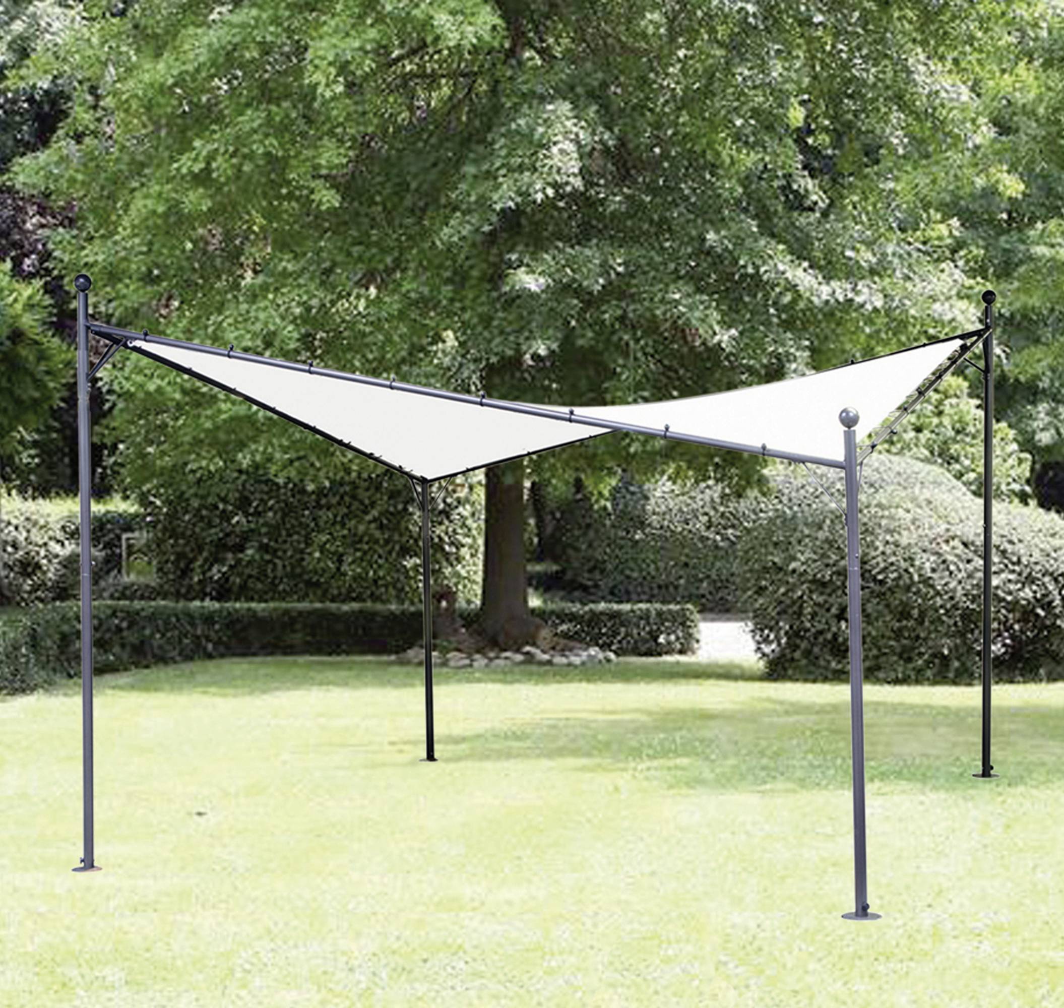 Eine weiße Sonnensegelkonstruktion in einem grünen Park, umgeben von Bäumen und gepflegtem Rasen.