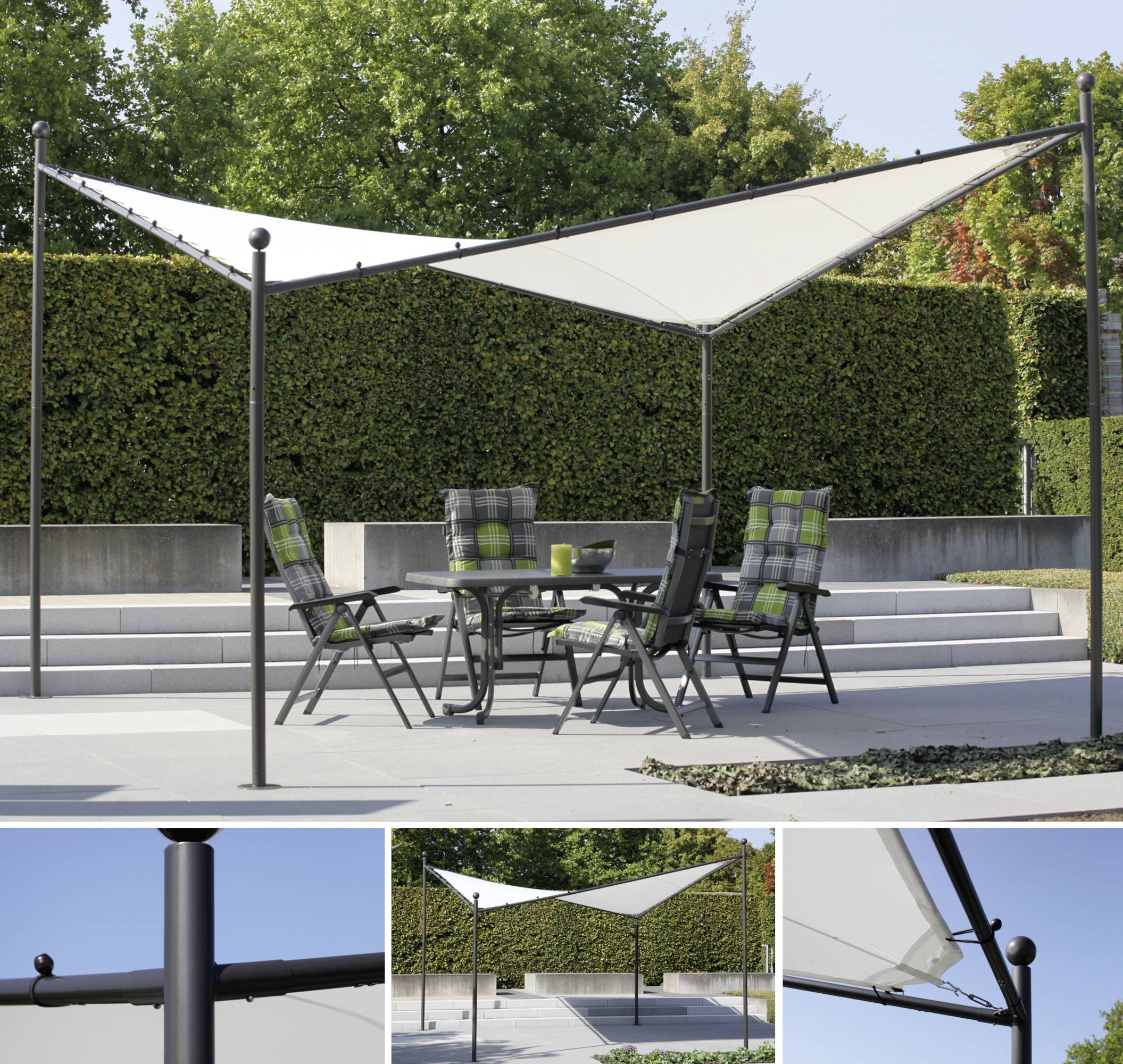 Terrasse mit Tisch und gepolsterten Stühlen unter einem weißen Sonnensegel vor grüner Hecke. Enthält Nahaufnahme-Details des Segels.