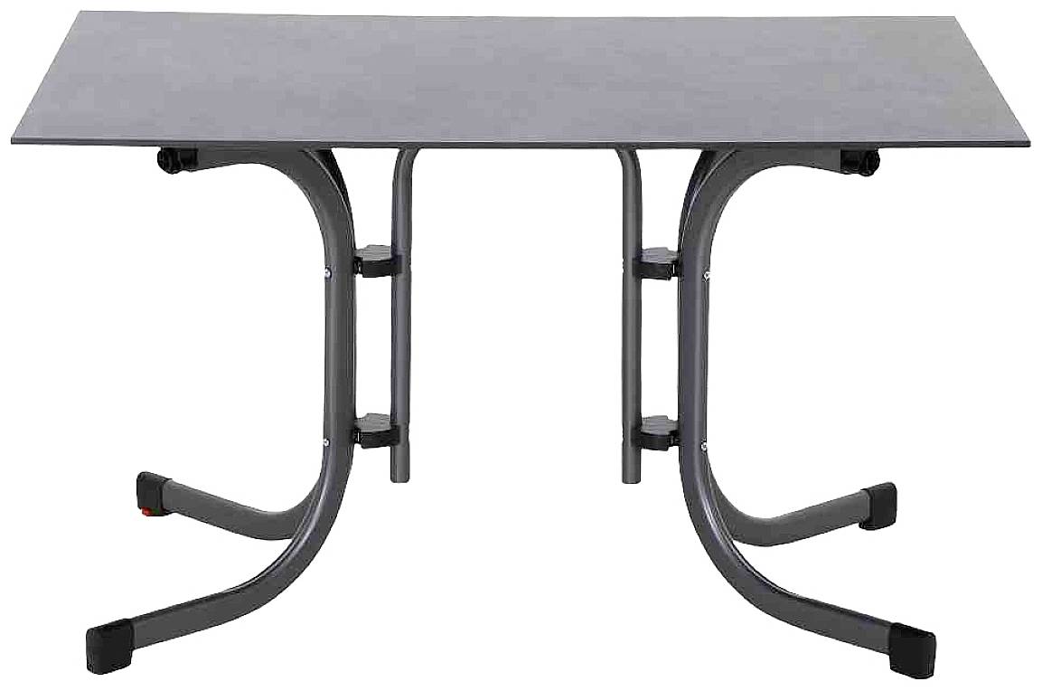 Ein rechteckiger Schreibtisch mit einem schwarzen, flachen Tischplatte und gebogenen Metallbeinen, auf einer weißen Fläche platziert.