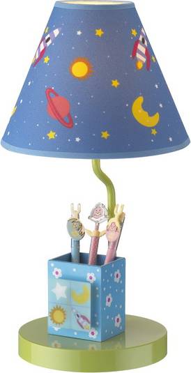 Eine Tischlampe mit einem blauen Schirm, verziert mit Raumfahrtmotiven wie Raketen und Planeten. Im Fuß befinden sich bunte Stifte.
