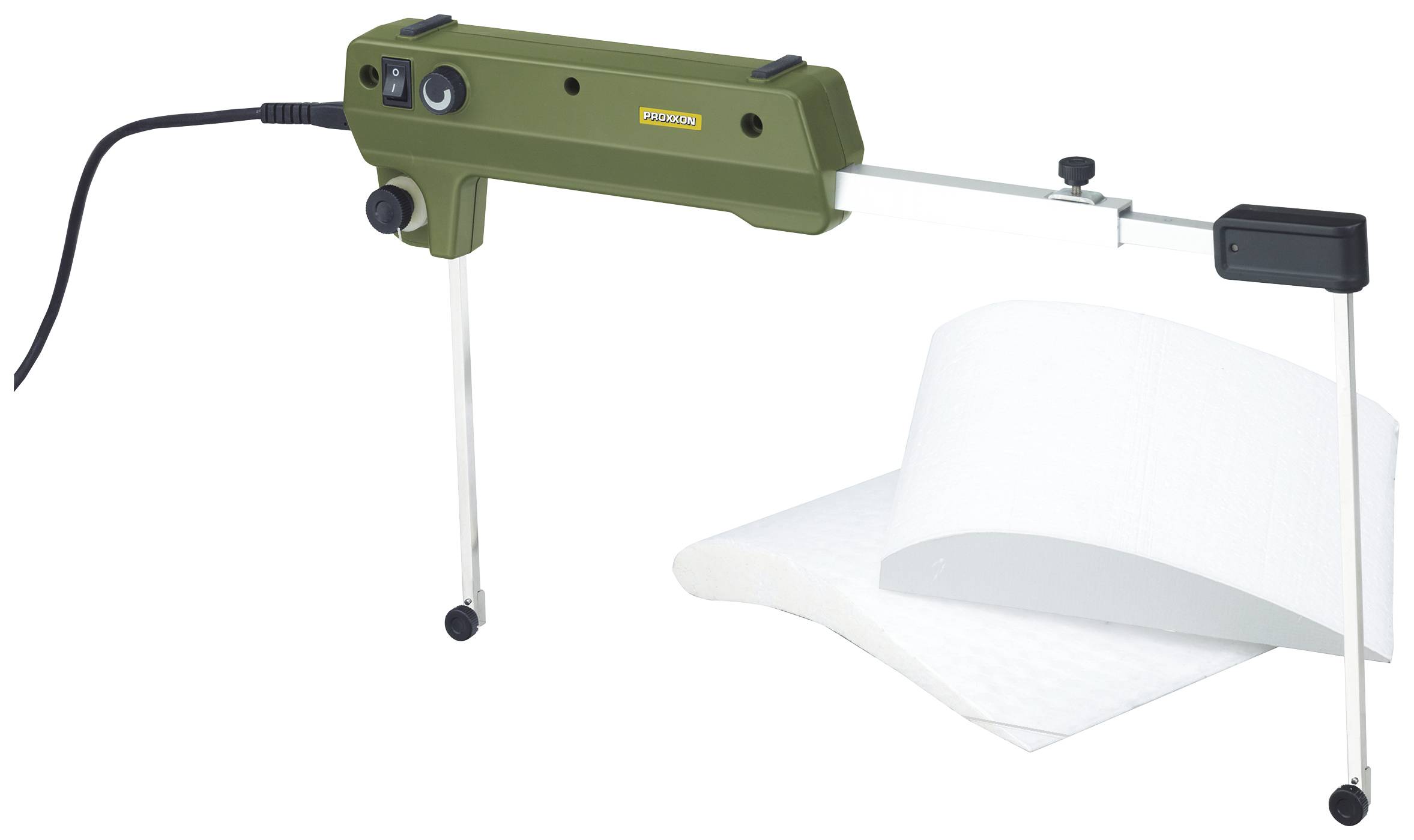 Ein grüner Styroporschneider mit Kabel steht auf zwei Beinen. Daneben liegen zwei Styroporbögen.