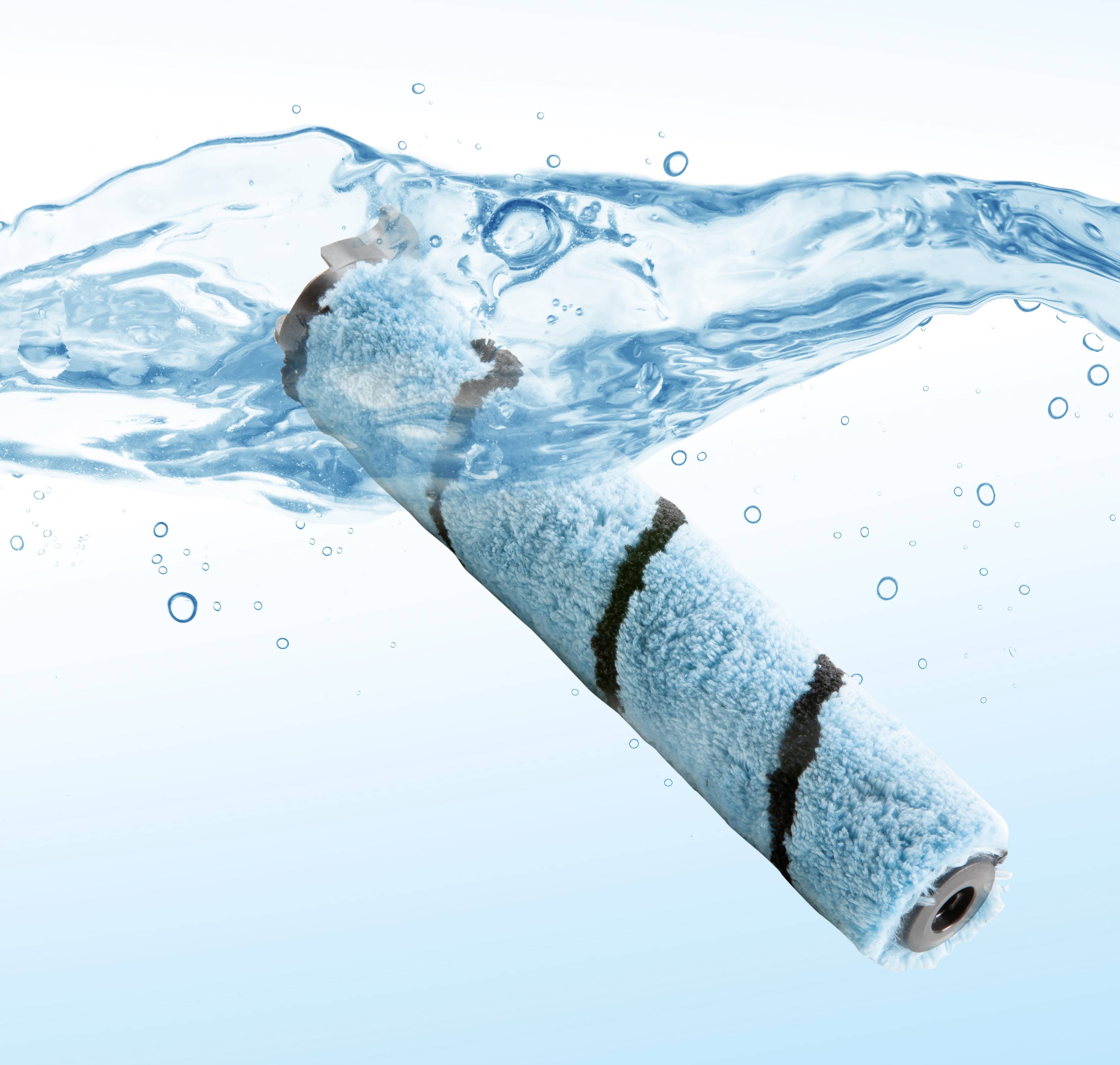 Ein sauberer Mopp wird in klarem Wasser eingetaucht, während er gedreht wird.