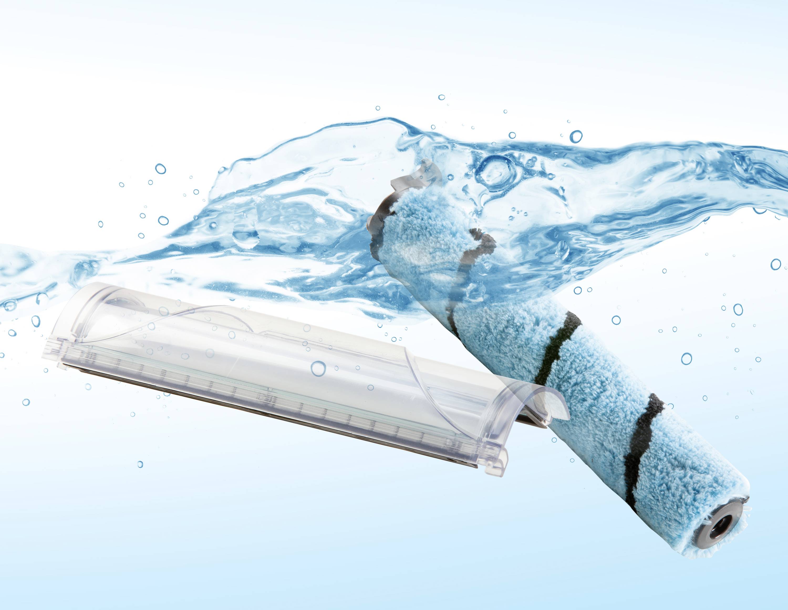 Lackierrolle mit transparentem Schutz und Wasserflusshintergrund, symbolisiert saubere und effiziente Anwendung von Farbe.