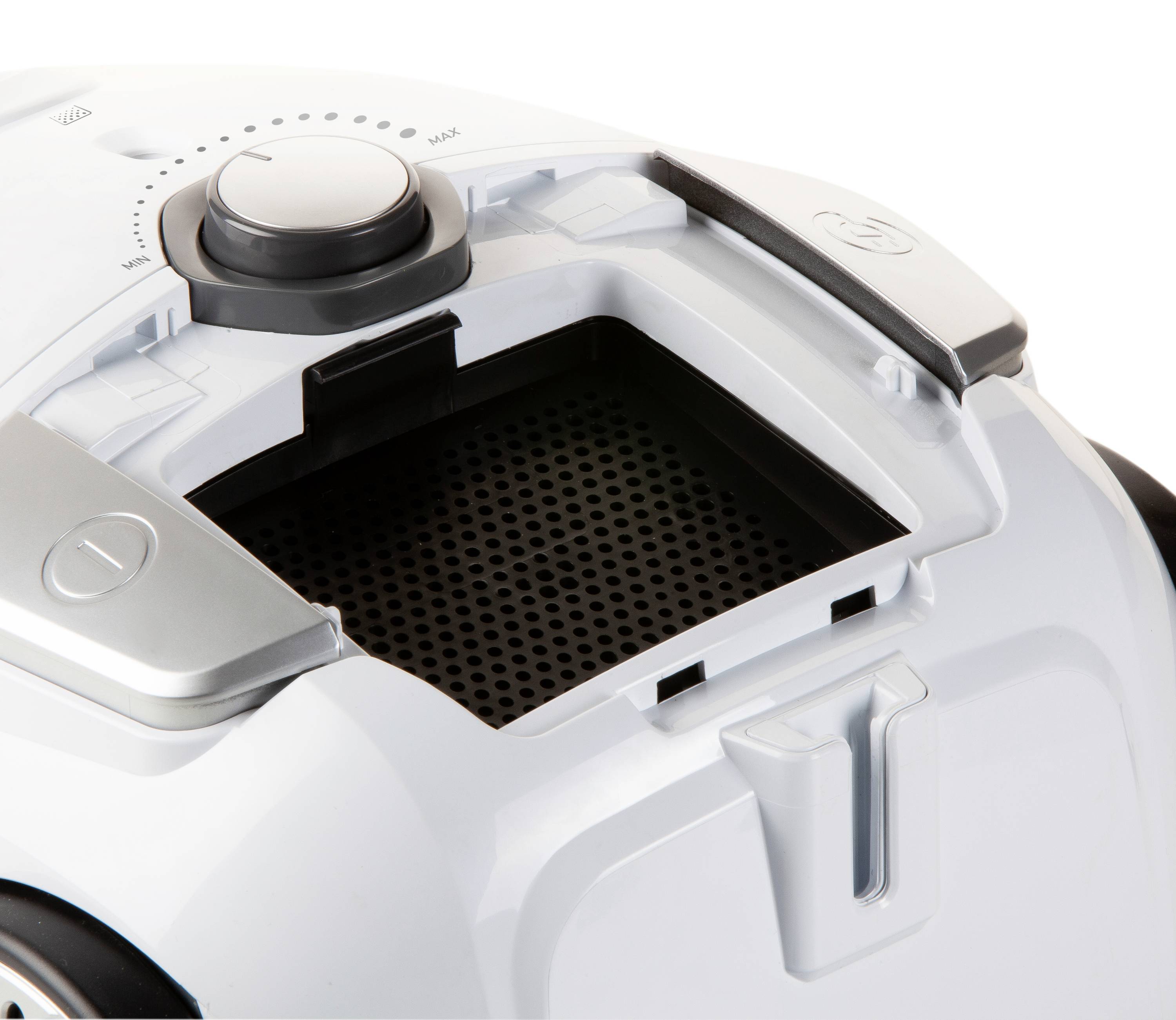 Ein weißer Staubsauger mit geöffneter Klappe, die den Filter zeigt. Oben ist ein Drehknopf zur Leistungsregulierung zu sehen.