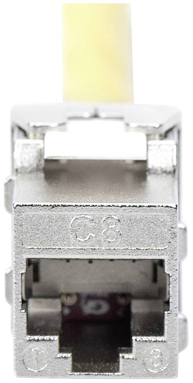 Nahaufnahme eines Netzwerkkabelanschlusses (RJ45-Buchse) mit gelbem Kabel, zeigt Metallverkleidung und Anschlussöffnung von vorne.