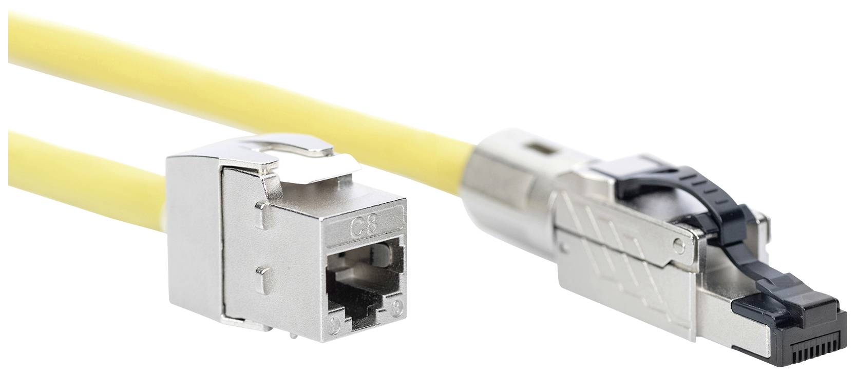 Ein gelbes Netzwerkkabel mit einem RJ45-Stecker und einem Metallgehäuse adapter. Geeignet für Hochgeschwindigkeitsinternetverbindungen.