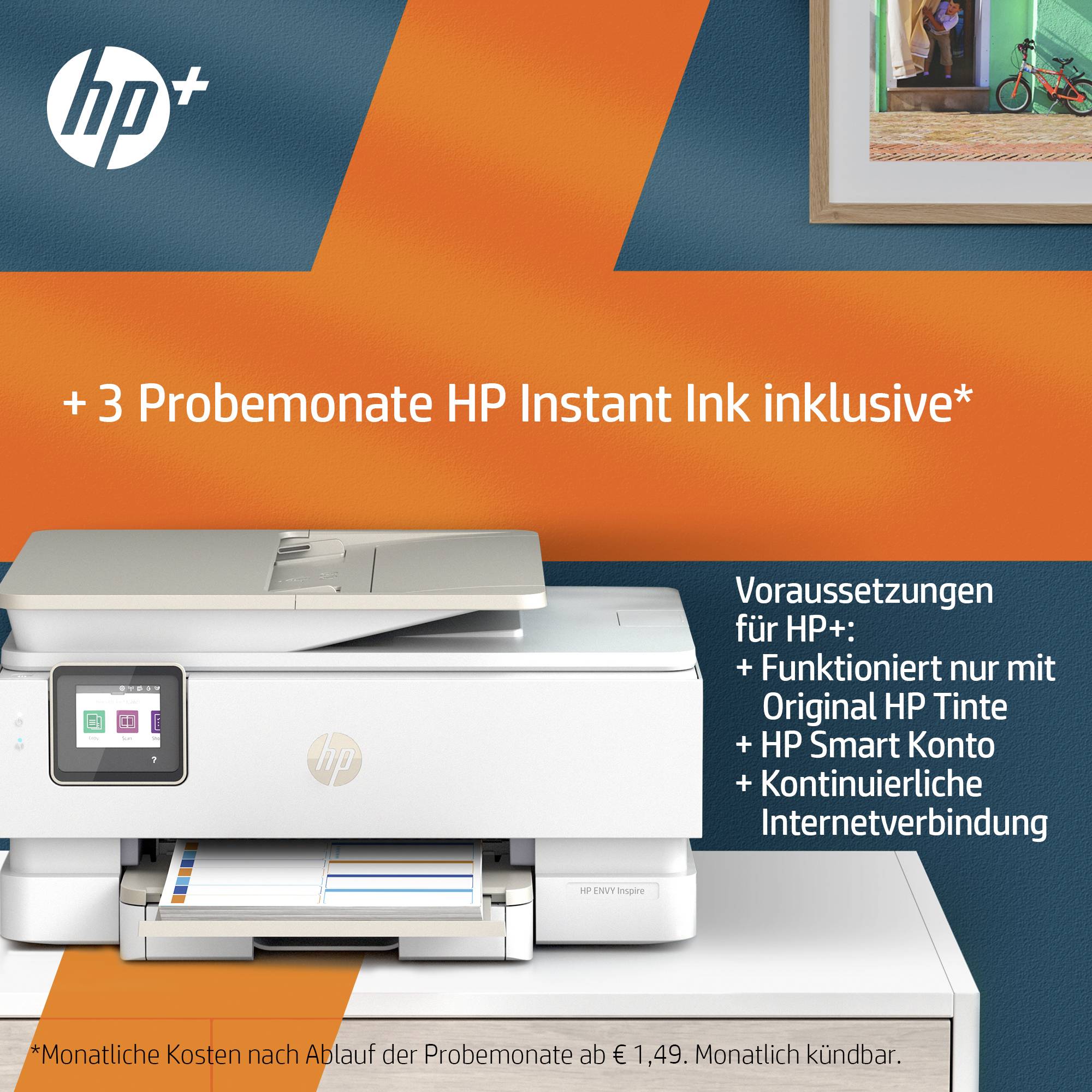Drucker auf einem Tisch. Text: '+ 3 Probemonate HP Instant Ink inklusive*'. Bedingungen: HP Konto, Internet, Originaltinte erforderlich.