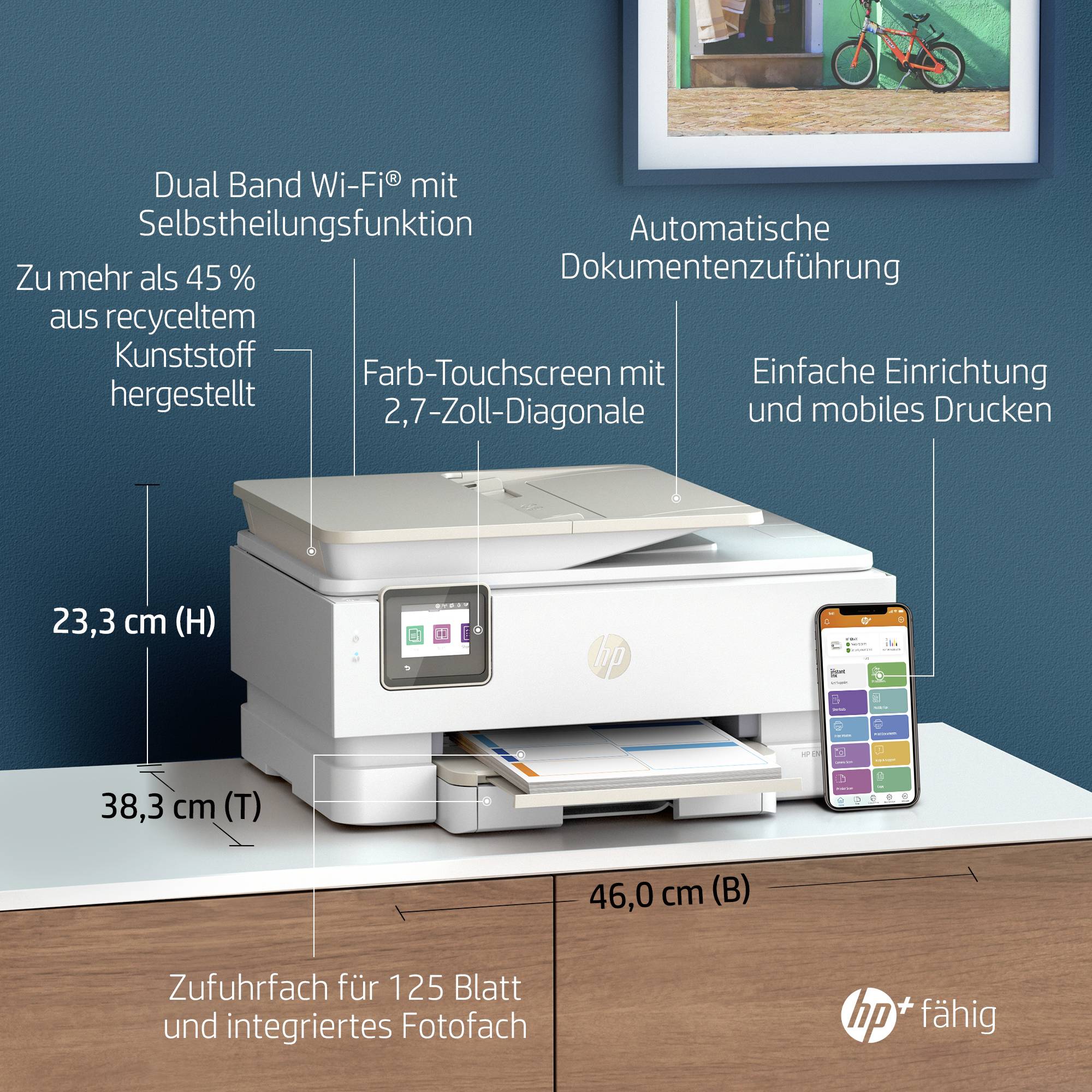 Ein Drucker auf einem Tisch mit Farb-Touchscreen. Features: Dual-Band Wi-Fi, mobiles Drucken, nachhaltiges Material. Abmessungen: 23,3 cm H, 38,3 cm T, 46,0 cm B.