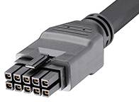 Graues, sechspoliges Netzteilkabel für Computer oder elektronische Geräte. Detailansicht der Steckerform mit rechteckigem Gehäuse.
