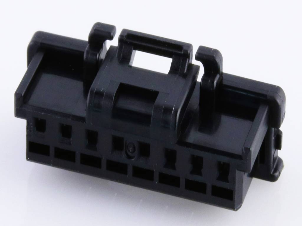 Ein schwarzer, rechteckiger Kunststoffstecker mit mehreren Anschlussöffnungen, geeignet für elektronische Geräteverbindungen.