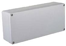 Rechteckiger, grauer Metallkasten mit Schrauben an den Ecken, möglicherweise ein elektrisches Gehäuse zur Aufbewahrung von Geräten.