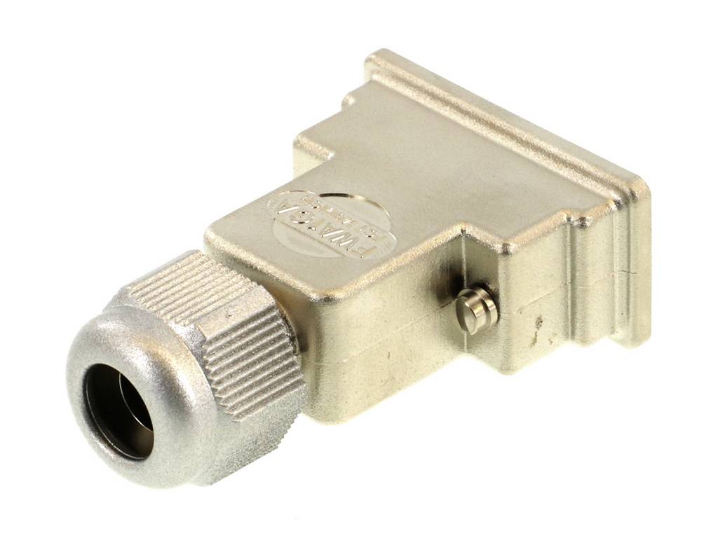 Ein silberner Metallstecker mit schraubbarer Kabelverschraubung und rechteckigem Gehäuse. Der Stecker hat eine Prägung auf der Oberfläche.