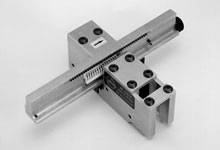 Ein Präzisionslinearführungssystem aus Metall mit einem Querschlitten, verwendet für genaue mechanische Bewegungssteuerung.