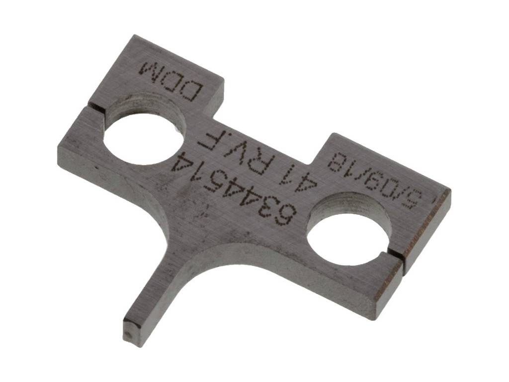 Metallteil mit zwei kreisförmigen Aussparungen und eingravierten Zahlen und Buchstaben, vermutlich ein Teil eines mechanischen Geräts.