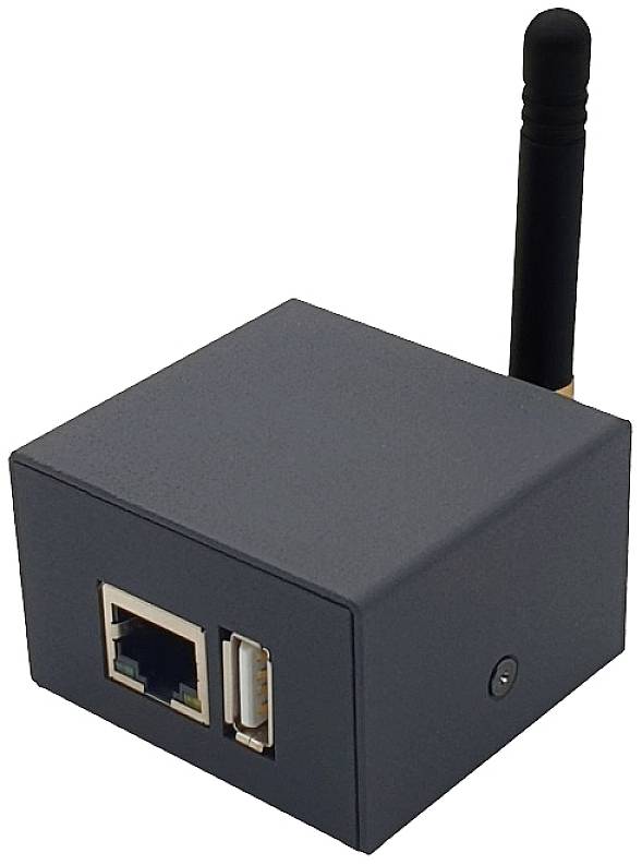 Ein kleiner, schwarzer Würfelrouter mit Antenne, Ethernet- und USB-Anschluss.