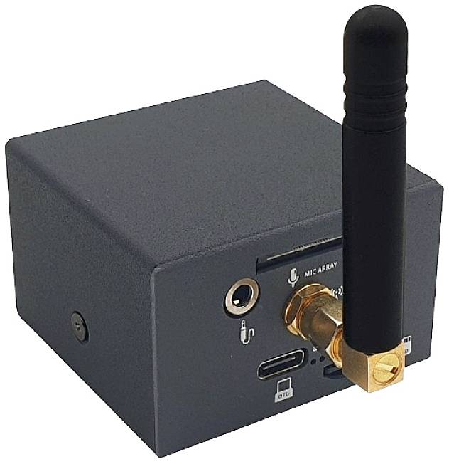 Ein kleines, schwarzes elektronisches Gerät mit USB, Audiobuchse und Antenne, wahrscheinlich ein Funkgerät oder Kommunikationsmodul.