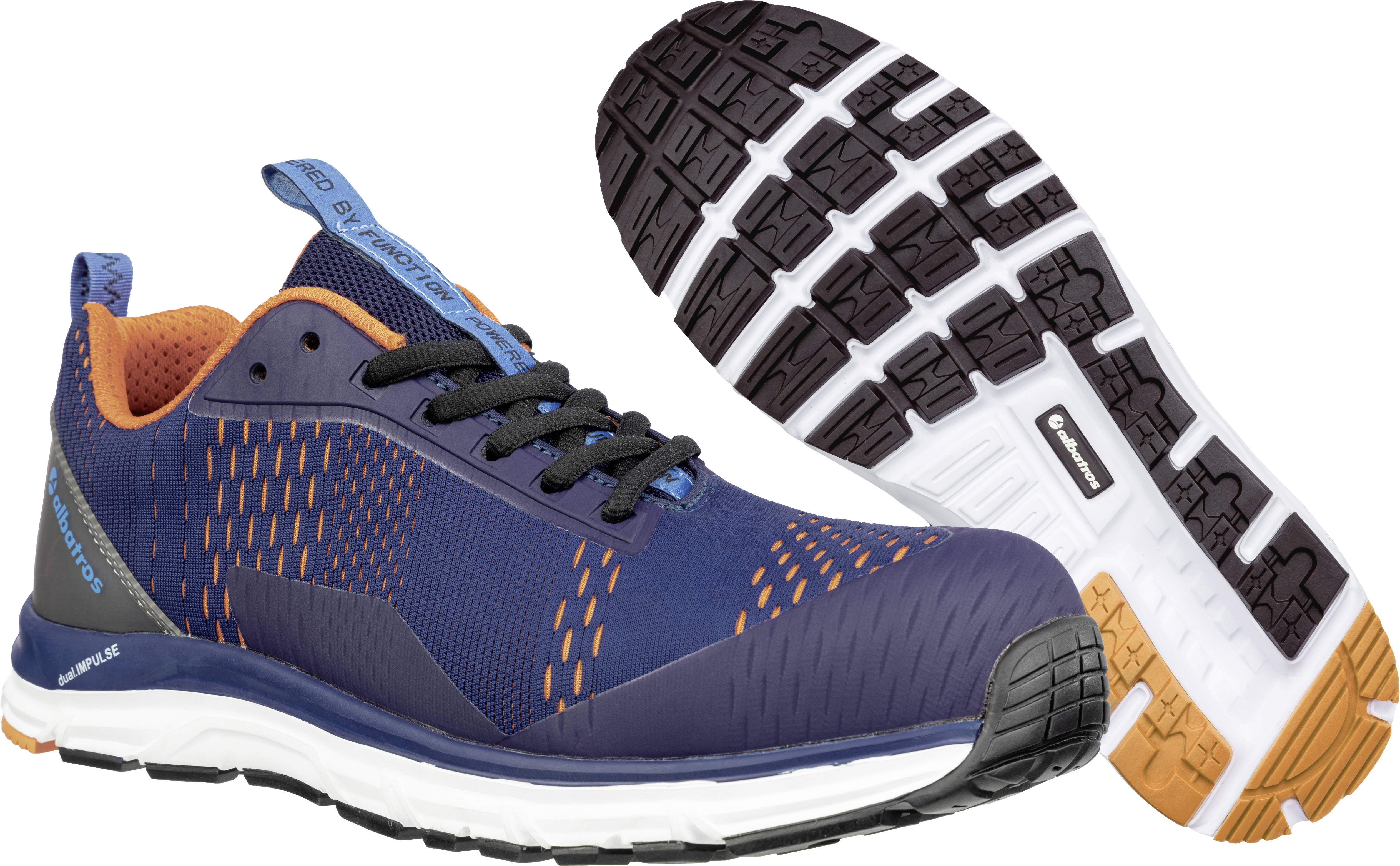 Zwei blaue Sportschuhe mit orangen Akzenten; einer von der Seite, der andere zeigt die Profilsohle.