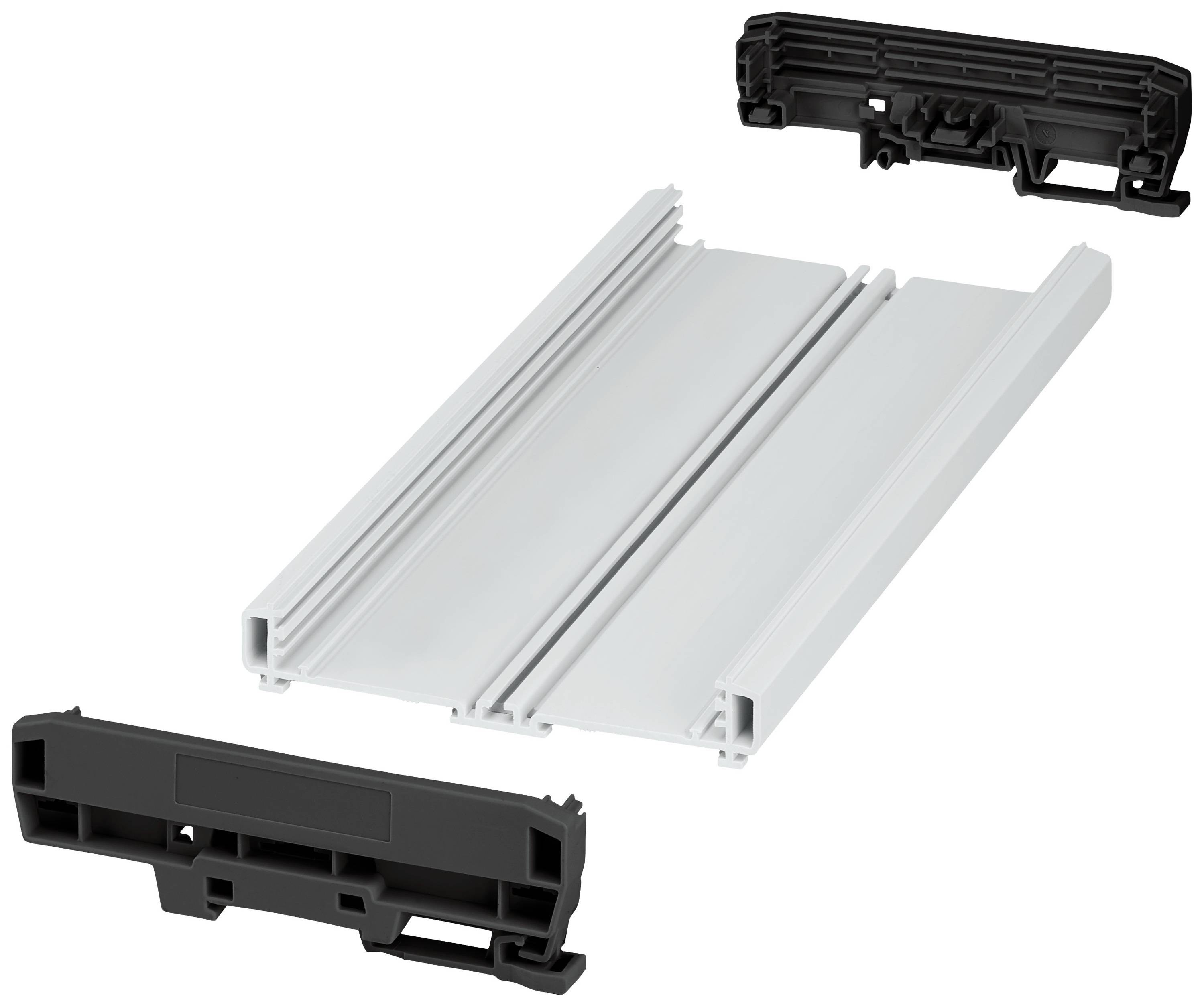 Metallplatte mit zwei schwarzen Plastikhalterungen. Objekte sind separat angeordnet und scheinen zusammenzugehören.