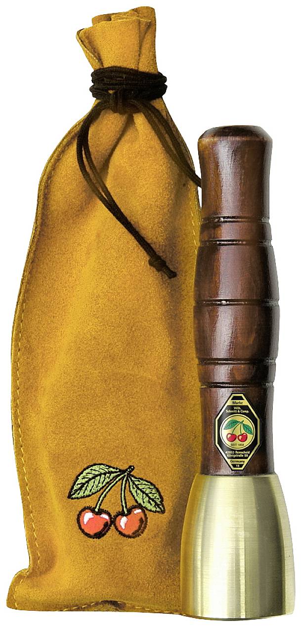 Holz-Pfeife mit Metallkappe neben einem gelben Stoffbeutel mit Kirschen-Logo, verwendet für musikalische Klänge oder Sammlerstück.