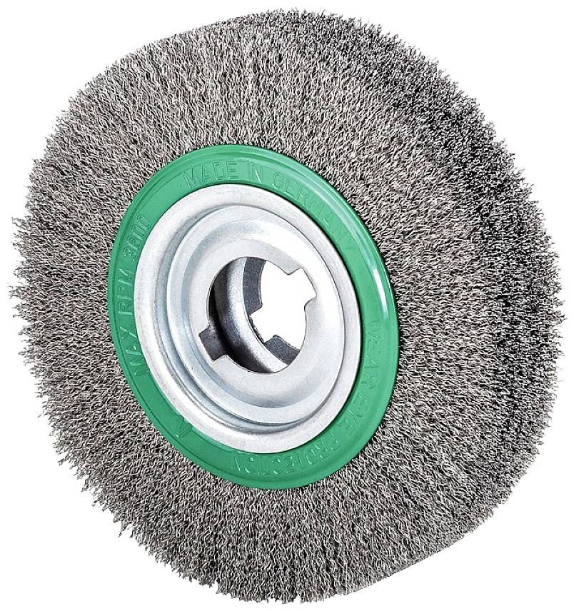 Runde Drahtbürste mit grünem Kunststoffrand und Metallkern, oft genutzt für Entrostungs- oder Reinigungsarbeiten auf Metalloberflächen.