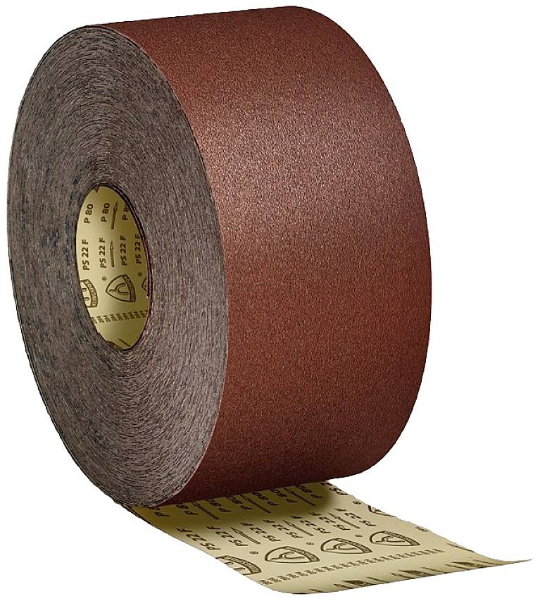 Eine große Rolle Schleifpapier, mit rauer, bräunlicher Oberfläche und einem glatten, bedruckten Innenpapier, liegt auf einer hellen Fläche.