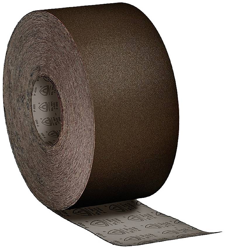 Eine große Rolle Schleifpapier mit brauner Körnung, teilweise entrollt.