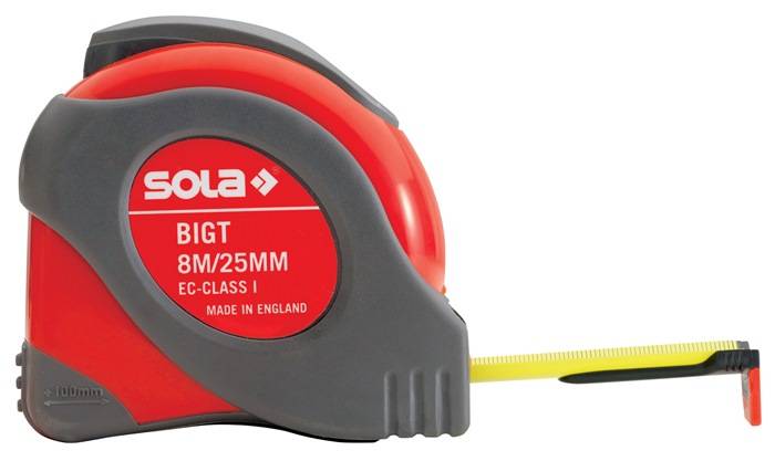 Ein Maßband mit rotem Gehäuse und gelbem Band, gekennzeichnet mit 'Sola BIGT 8M/25MM EC-CLASS I', hergestellt in England.