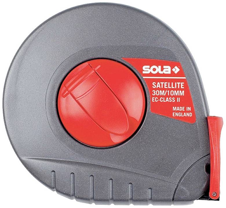 Graues und rotes Maßband mit Aufschrift 'Sola Satellite 30M/10MM EC-Class II, Made in England'.