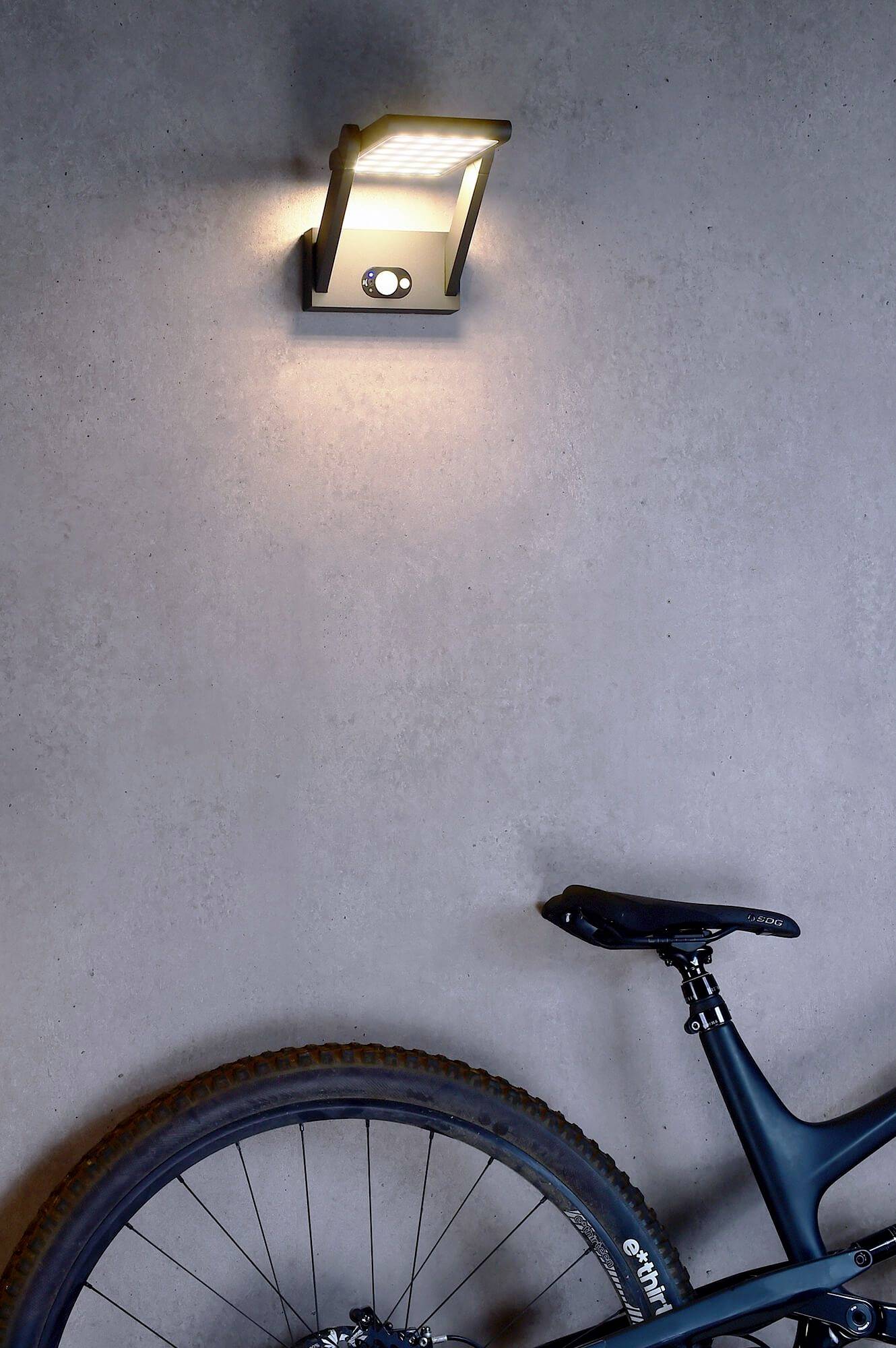 Deko Light Solar Premium I 731116 Solar-Außenwandleuchte mit Bewegungsmelder LED 1.6W Dunkelgrau