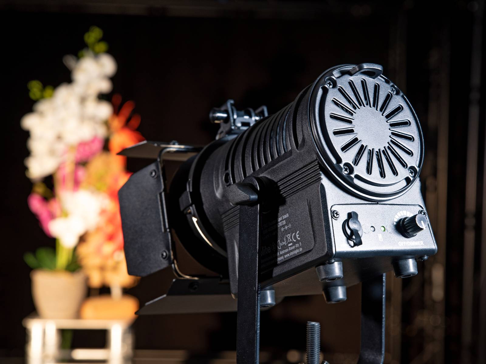 Eurolite LED-Akku-Scheinwerfer AKKU THA-20PC TRC Theater-Spot sw Warmweiß bis Neutralweiß 10W