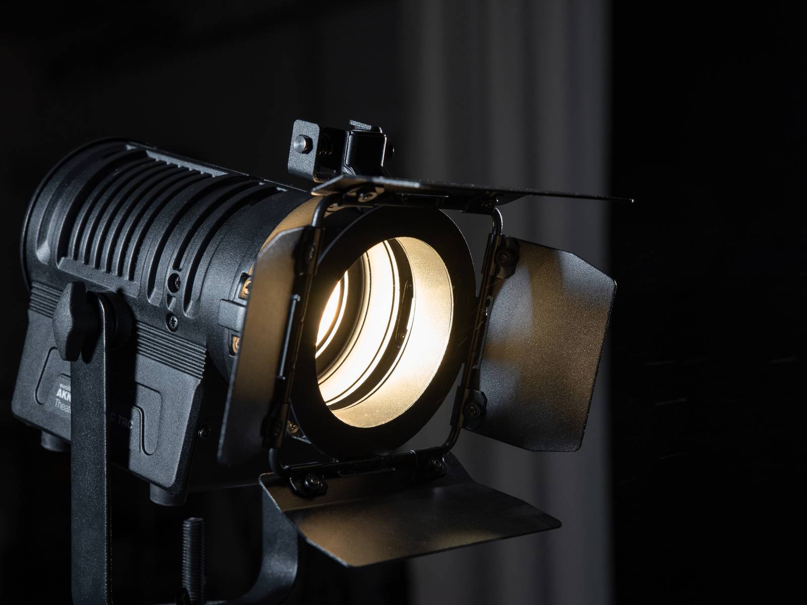 Eurolite LED-Akku-Scheinwerfer AKKU THA-20PC TRC Theater-Spot sw Warmweiß bis Neutralweiß 10W