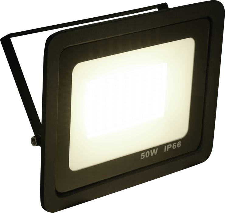Ein schwarzer LED-Strahler mit 50W Leistung und IP66 Schutzart, geeignet für den Außenbereich, leuchtet hell auf.