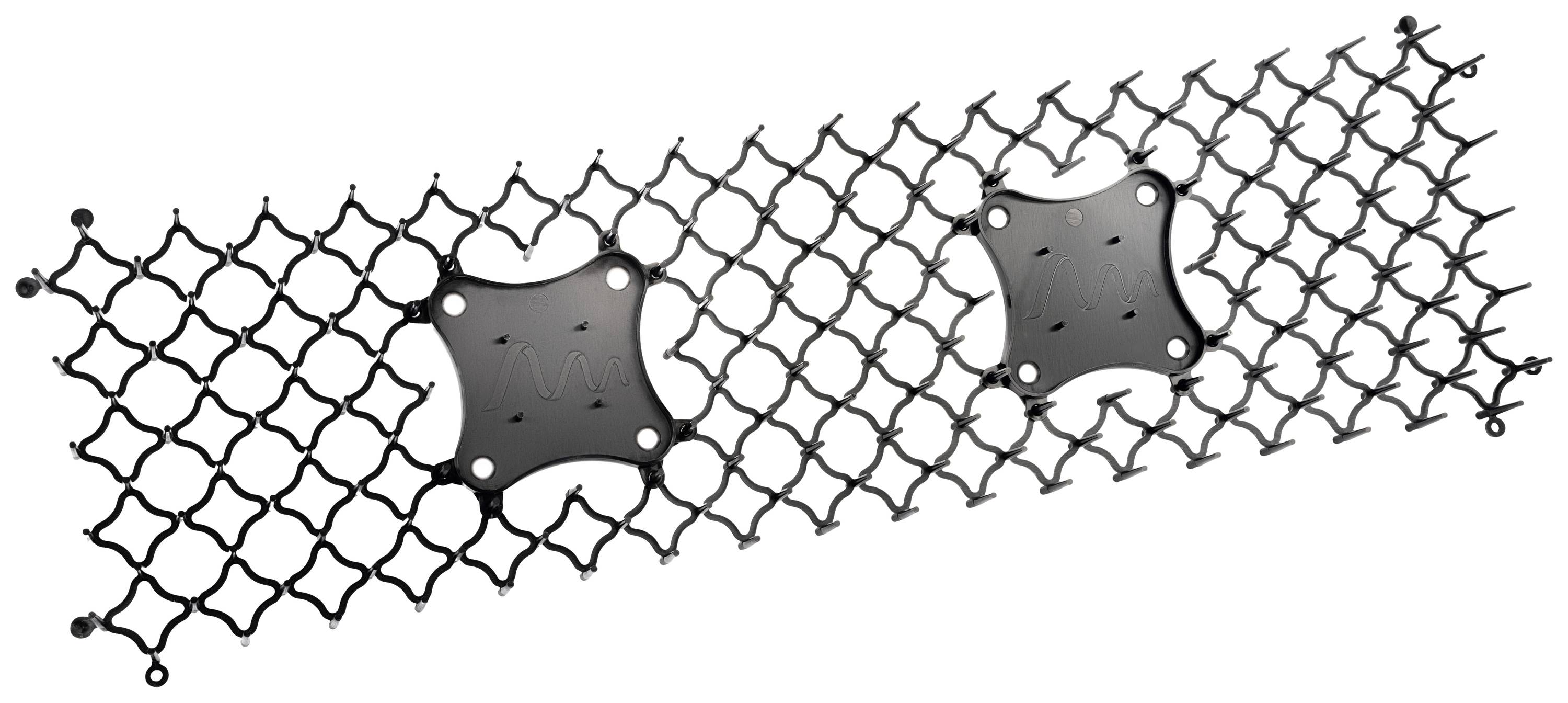 Schwarzes, gitterartiges Kunststoffmuster mit zwei rechteckigen Platten; möglicherweise eine strukturelle oder dekorative Komponente.