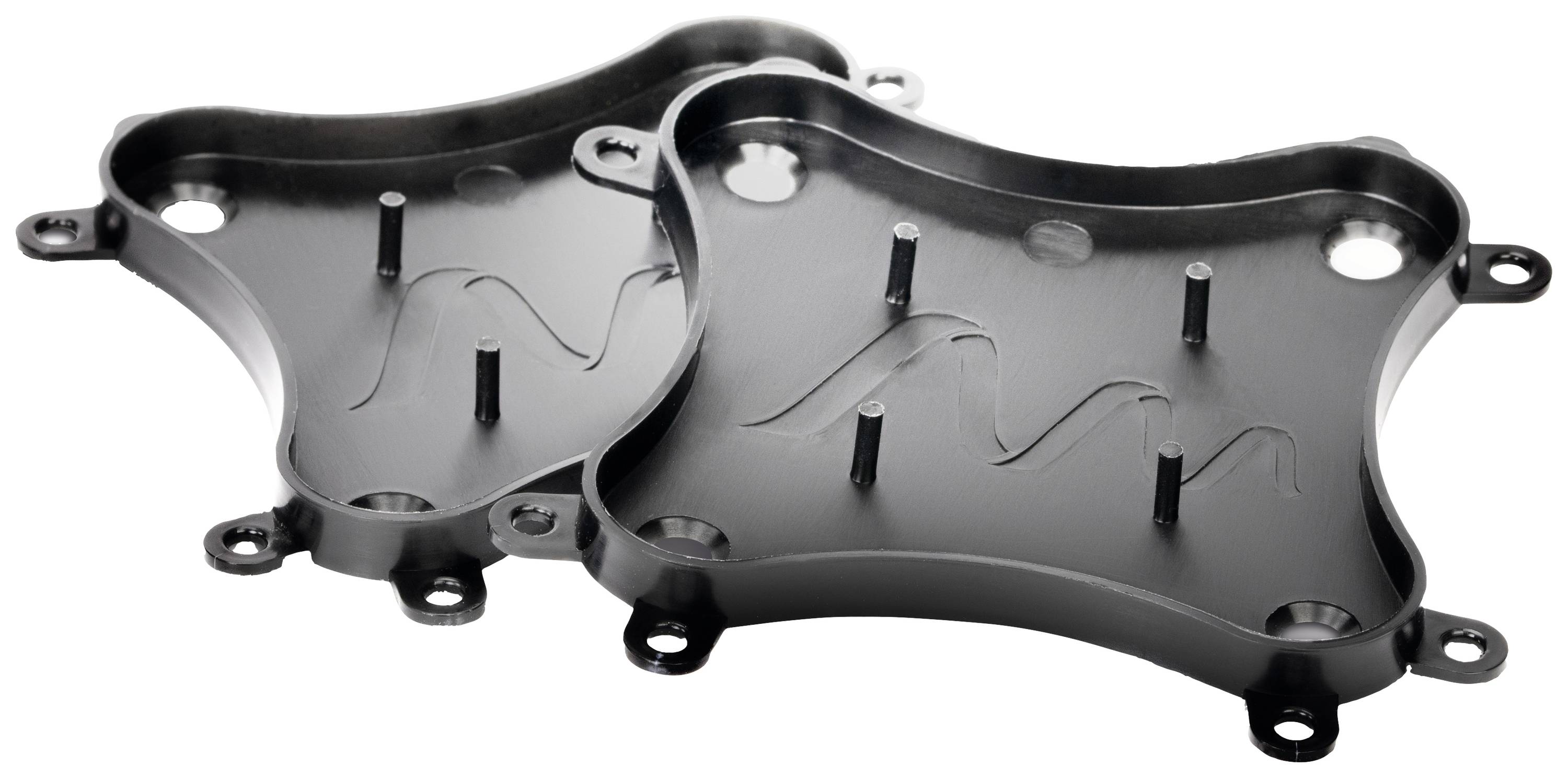 Zwei schwarze Metallplatten mit mehreren Schraublöchern und Wellenmuster, möglicherweise Montagematerial für technische Ausrüstung.