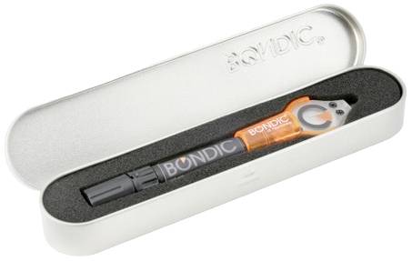 Ein Reparaturstift 'Bondic' mit orangefarbenem Griff in einer silbernen Metallschachtel.