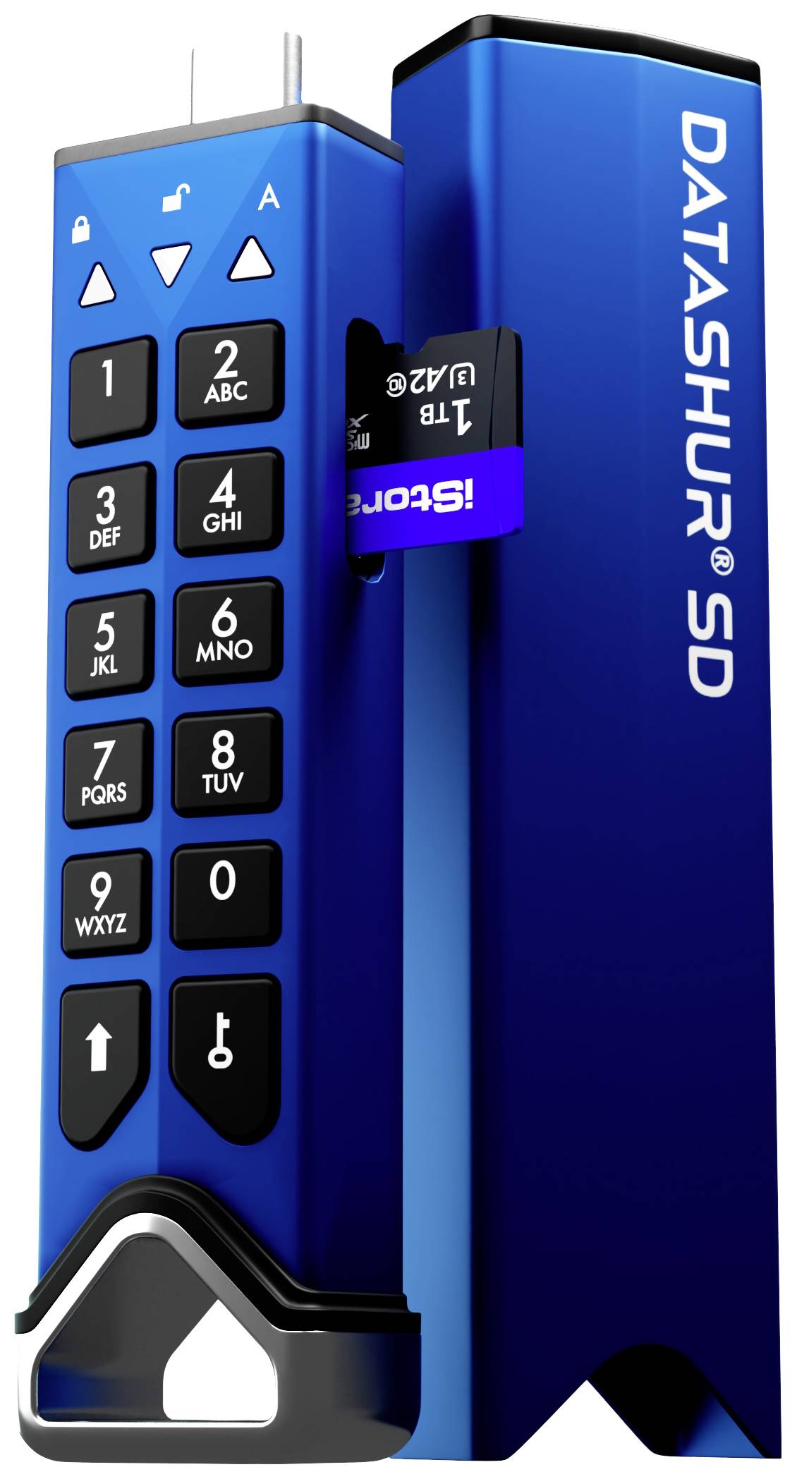 Ein blauer USB-Stick mit Tastenfeld zur Eingabe. Die SD-Karte ist teilweise aus dem Gerät entnommen. Markierung: 'DATASHUR SD'.