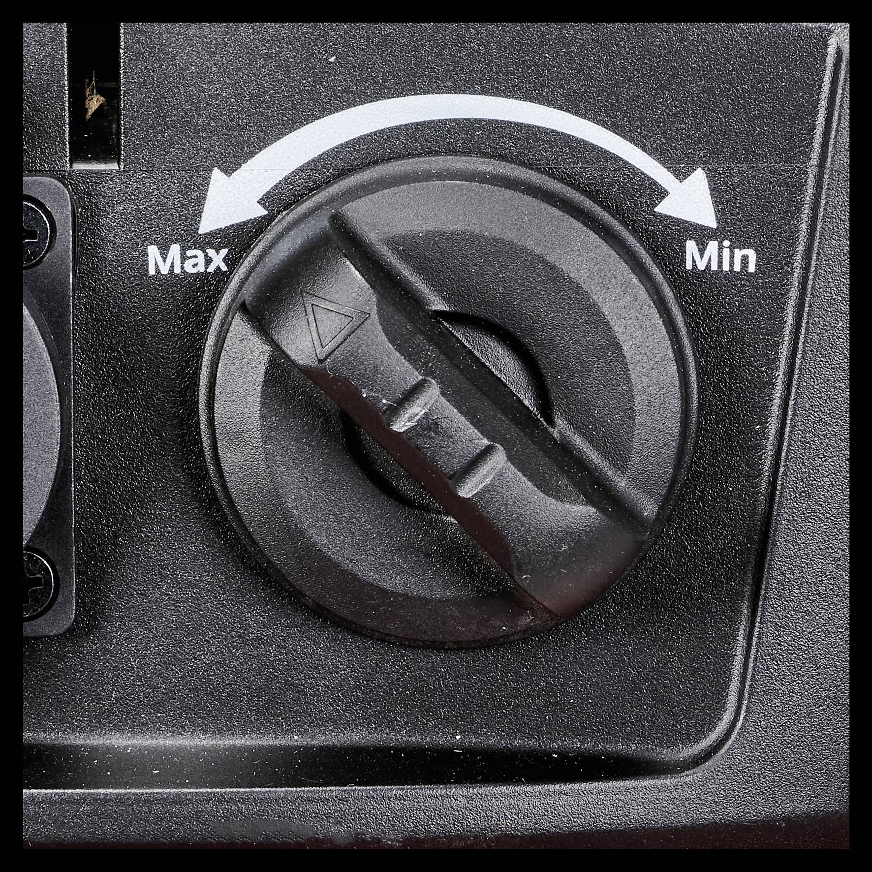 Drehknopf für Lautstärkeregelung mit Pfeil in Richtung Max und Min.
