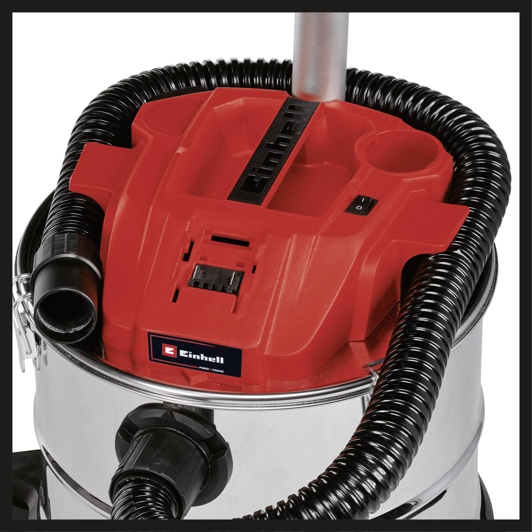 Ein roter Handstaubsauger mit flexiblen Schläuchen und Einhell-Logo auf einem Edelstahlbehälter.
