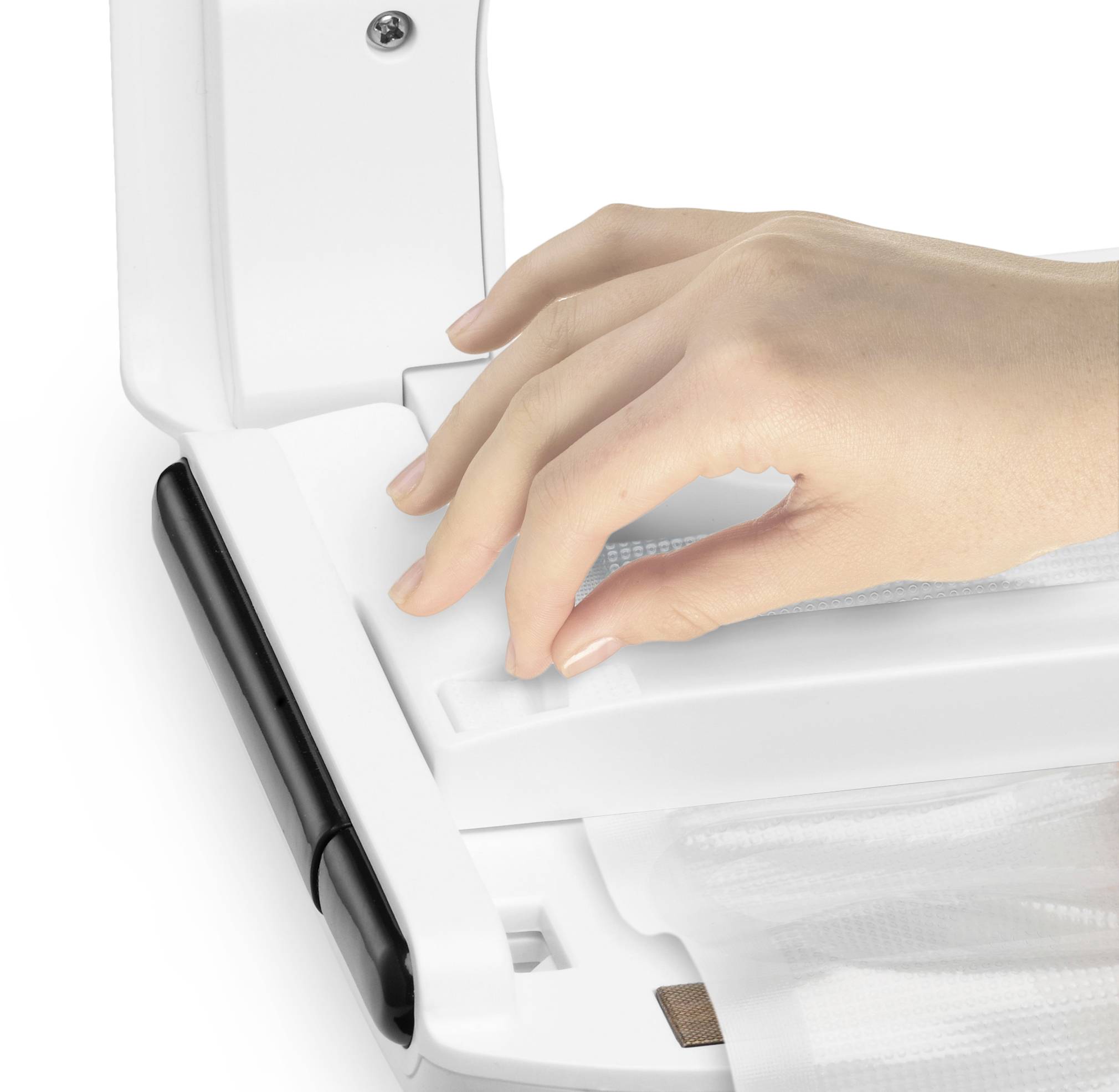 Eine Hand legt Papier in einen weißen Scanner ein, bereit zum Scannen.