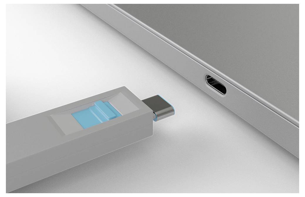 USB-C-Stecker wird in einen USB-C-Ladeanschluss eines Laptops eingeführt, wobei der Anschluss ausgerichtet und fast verbunden ist.