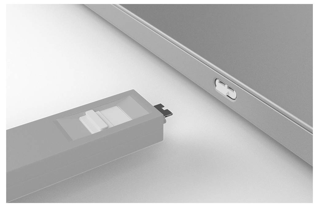 Ein USB-Stick wird in einen USB-Anschluss eines Laptops eingesteckt.
