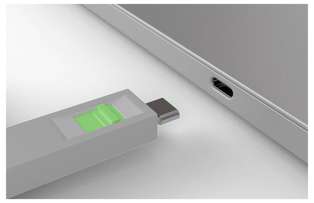 USB-Speicherstick wird in einen USB-Anschluss eines Laptops eingeführt und zeigt eine Nahaufnahme des Verbindungsvorgangs.