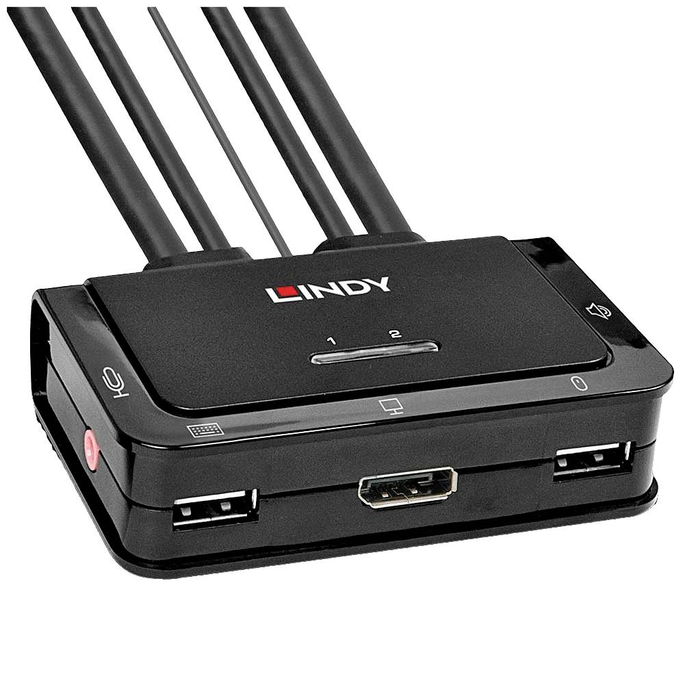Ein schwarzer KVM-Switch mit vier Kabeln, zwei USB-Ports, einem HDMI-Anschluss und einem Knopf an der Seite. Marke 'Lindy' sichtbar.