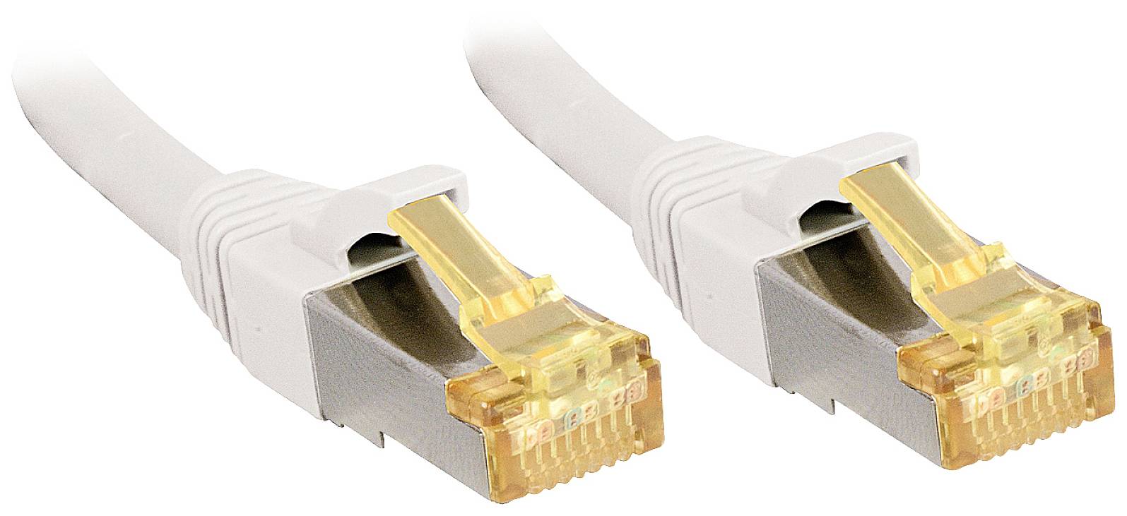 Zwei Ethernet-Kabel mit RJ-45-Steckern, silber- und goldfarben, nebeneinander liegend auf einem weißen Hintergrund.