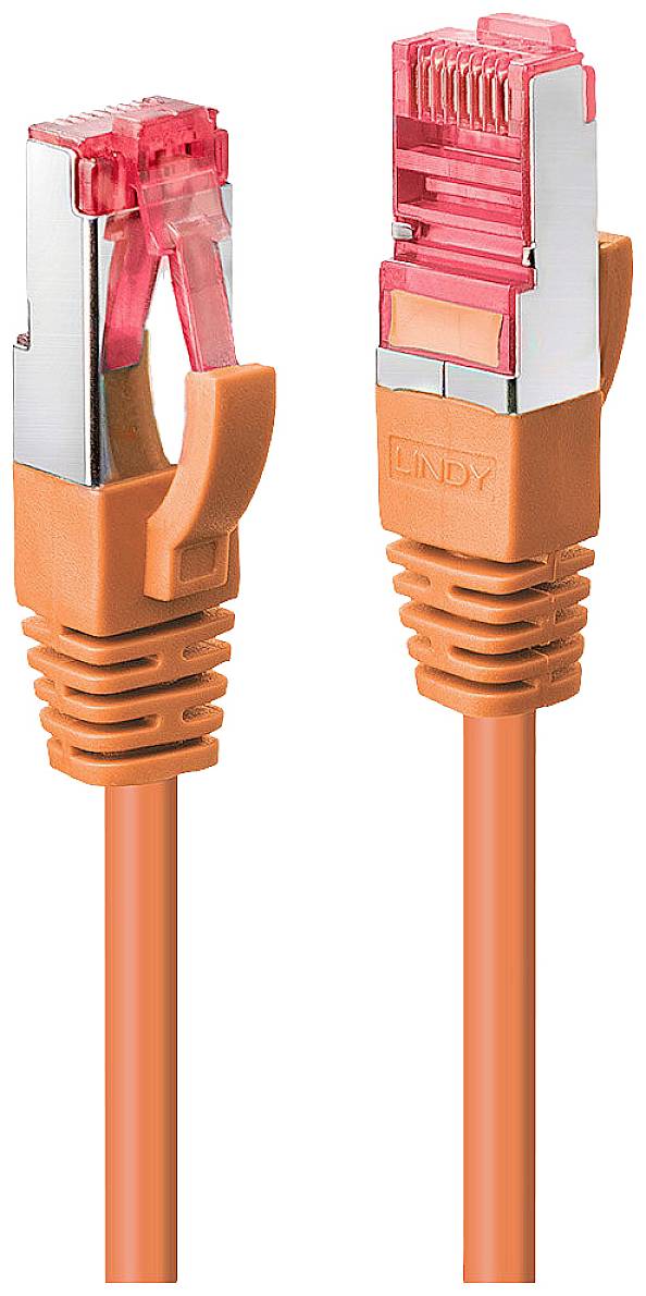 Ein orangefarbenes Netzwerkkabel mit zwei RJ45-Steckern, einer mit aufklappbarer Schutzvorrichtung und der andere normal geschlossen.