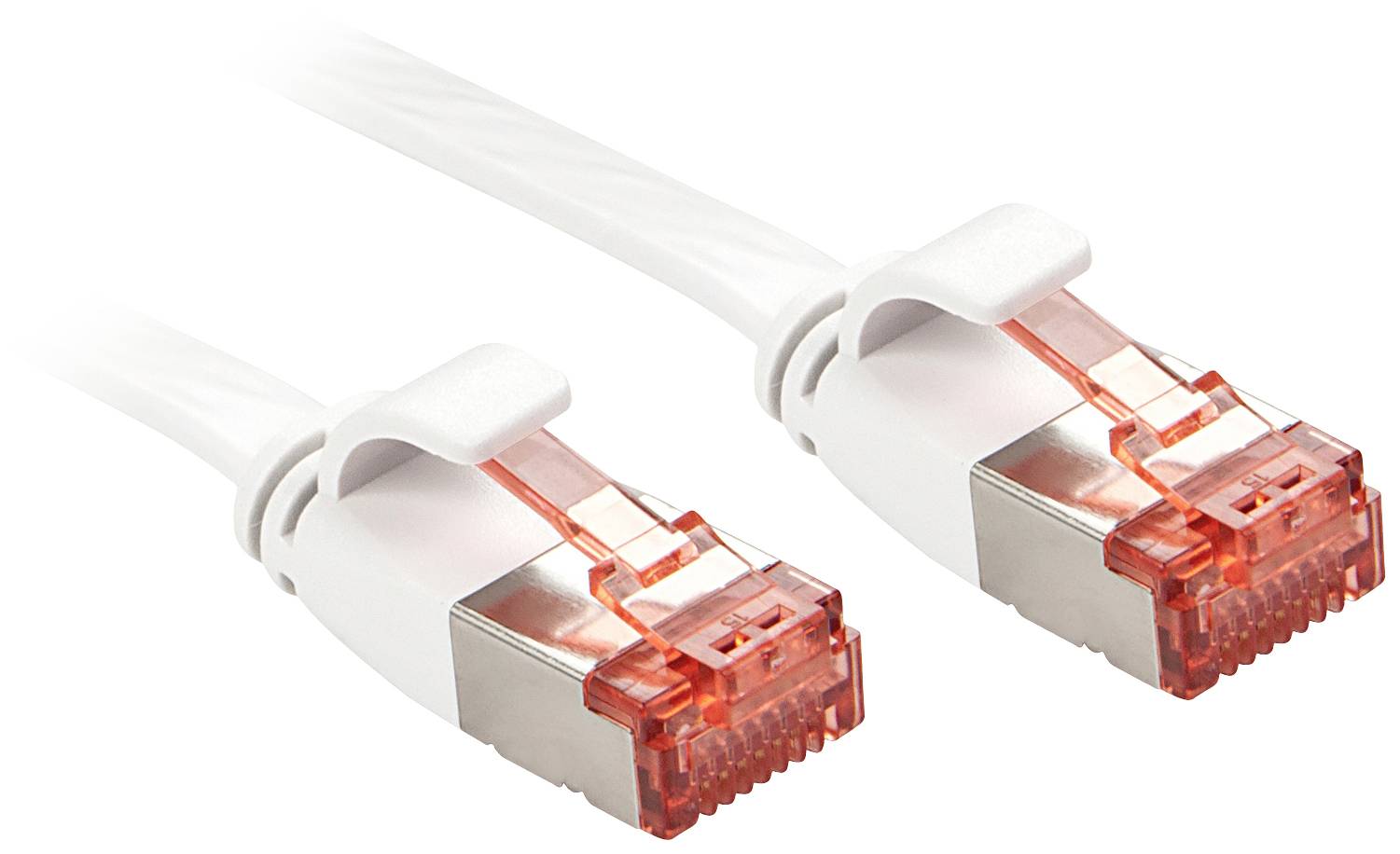 Zwei weiße Netzwerkkabel mit roten Steckern nebeneinander. Geeignet für Ethernet-Verbindungen in Computernetzwerken.